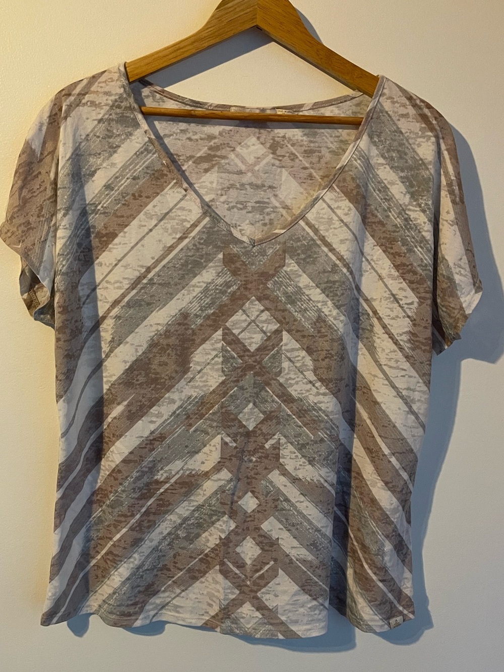 prAna Chevron Geometric V-Neck Short Sleeve Top Tan Grey Women Size XL